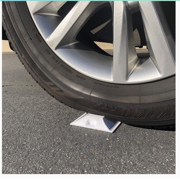 Road Reflectors Pack of 10 4 x 4 inch Street Pavement & Asphalt Stud Markers New - Picture 5 of 6